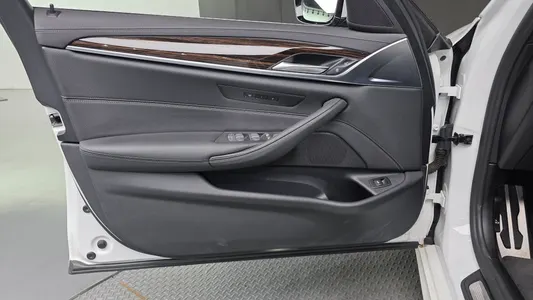 BMW 5 Series (G30) 520i M 2022 24