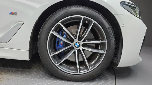 BMW 5 Series (G30) 520i M 2022 21