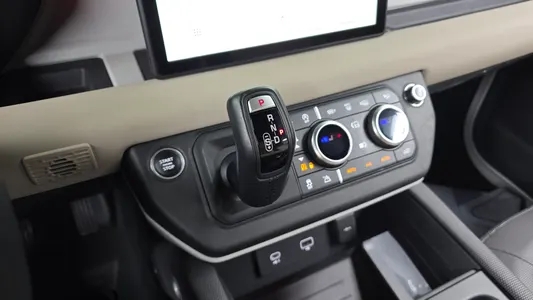 Land Rover (L663) 110 P300 X- SE 2021 9