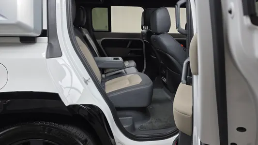 Land Rover (L663) 110 P300 X- SE 2021 11