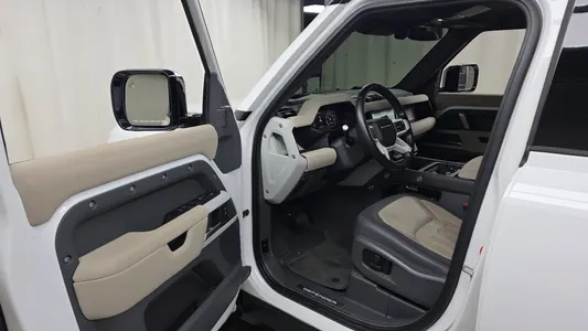 Land Rover (L663) 110 P300 X- SE 2021 10