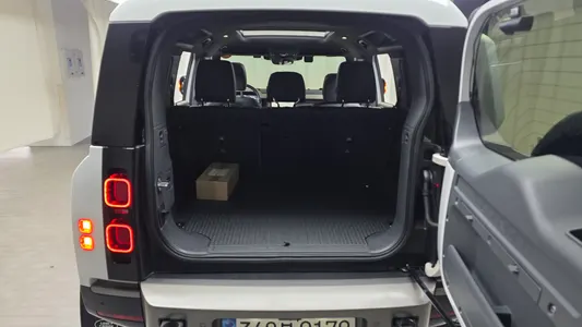 Land Rover (L663) 110 P300 X- SE 2021 17