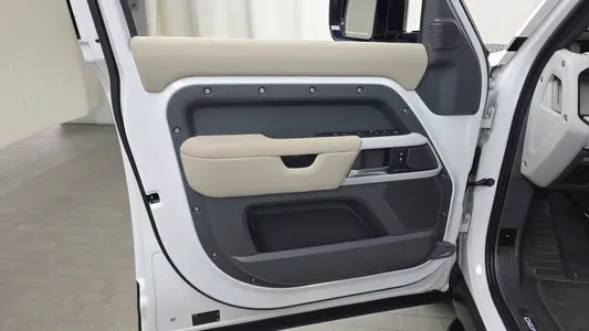 Land Rover (L663) 110 P300 X- SE 2021 24