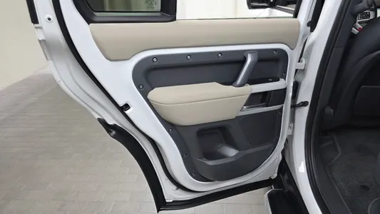 Land Rover (L663) 110 P300 X- SE 2021 25