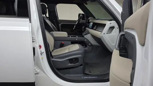 Land Rover (L663) 110 P300 X- SE 2021 26