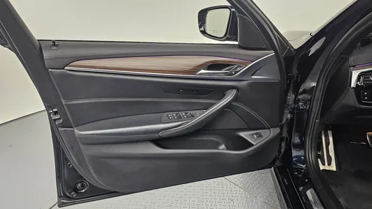 BMW 5 Series (G30) 530i M 2017 24