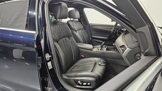 BMW 5 Series (G30) 530i M 2017 26