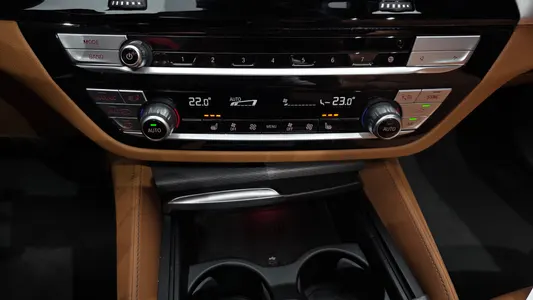 BMW 5 Series (G30) 520i M 2022 34