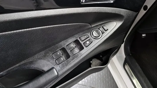 Hyundai YF Y20 2009 18