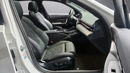 BMW 5 Series (G60) 520i M 2024 11