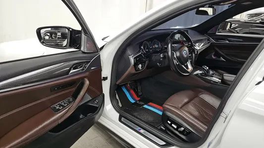 BMW 5 Series (G30) 530i M 2017 10