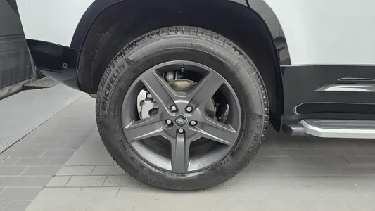 Land Rover (L663) 110 P300 X- SE 2024 5