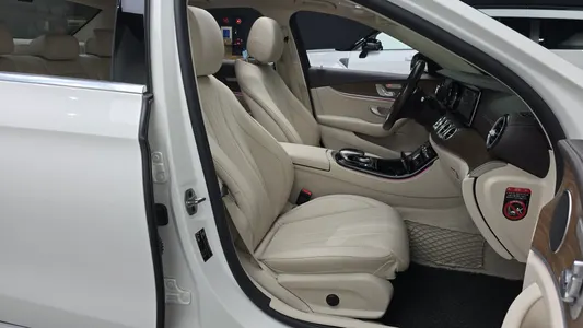 Mercedes-Benz E-Class W213 E220d 4MATIC 2019 26