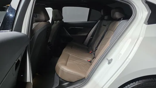 BMW 5 Series (G60) 520i M 2025 12