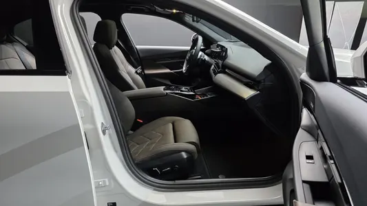 BMW 5 Series (G60) 520i M 2025 26