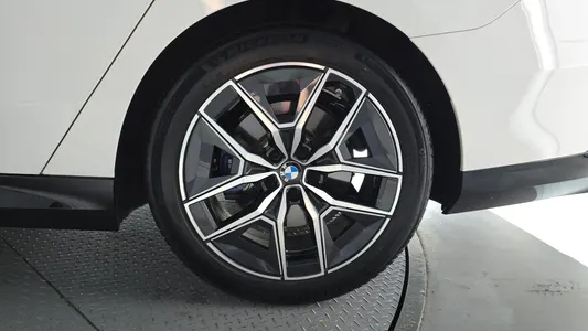 BMW 5 Series (G60) 520i M 2025 21