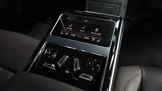 Audi A8 (D5) 55 TFSI LWB 2023 33