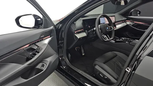 BMW 5 Series (G60) 520i 2025 11