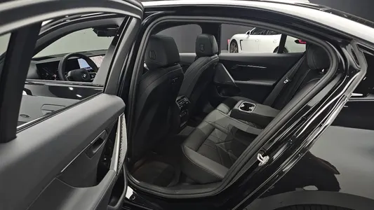BMW 5 Series (G60) 520i 2025 12