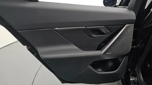 BMW 5 Series (G60) 520i 2025 25