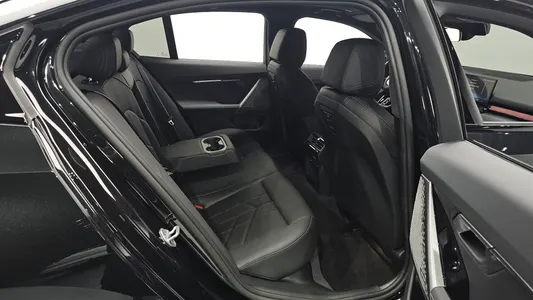 BMW 5 Series (G60) 520i 2025 26