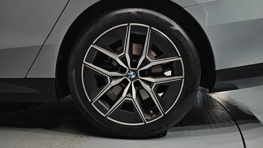 BMW 5 Series (G60) 520i M 2025 21