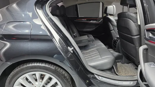 BMW 5 Series (G30) 520i 2022 11