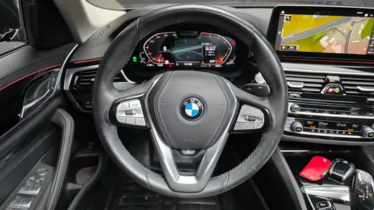 BMW 5 Series (G30) 520i 2022 14