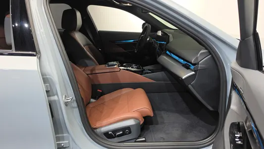 BMW 5 Series (G60) 530e M 2025 11