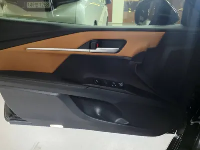 Toyota (XV80) 2.5 XLE 2025 11