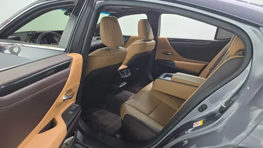Lexus ES300h 7 2018 12