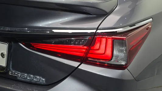Lexus ES300h 7 2018 23