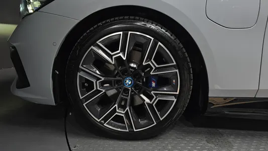 BMW 5 Series (G60) 530e M 2024 5