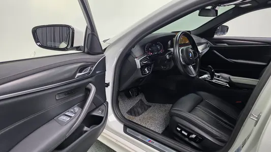 BMW 5 Series (G30) 520i M 2022 13