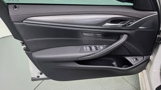 BMW 5 Series (G30) 520i M 2022 24