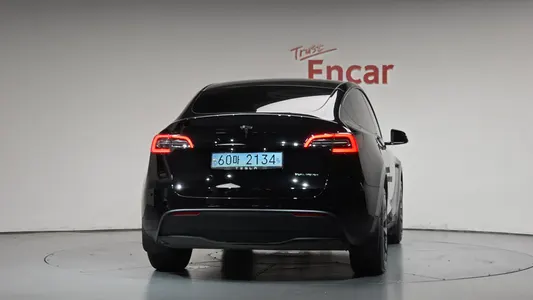 Tesla Y AWD 2021 4