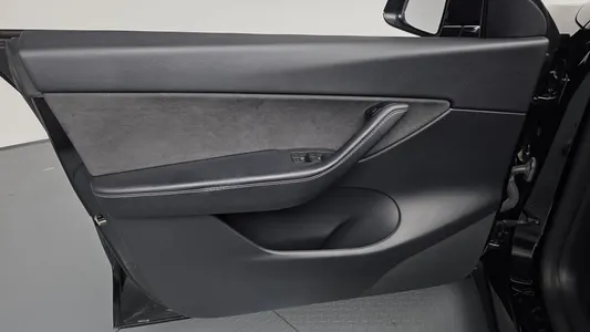Tesla Y AWD 2021 25