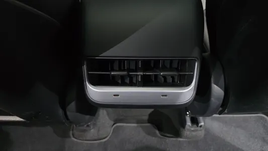 Tesla Y AWD 2021 34