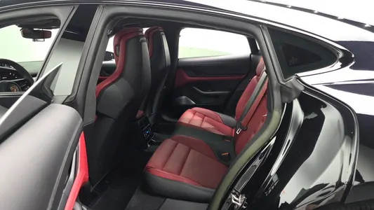 Porsche 타이칸 GTS 2023 12