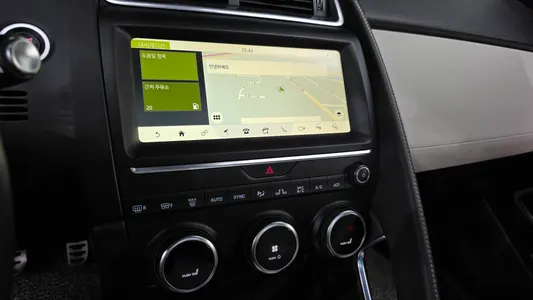 Jaguar E-PACE P250 R- SE 2018 15