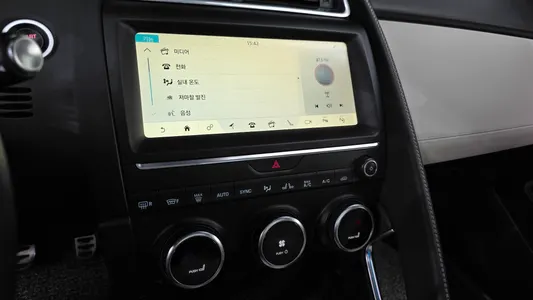 Jaguar E-PACE P250 R- SE 2018 16