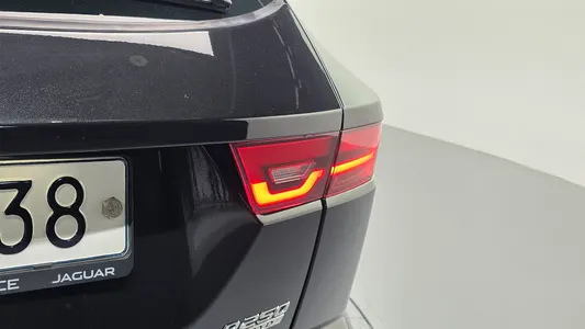 Jaguar E-PACE P250 R- SE 2018 23
