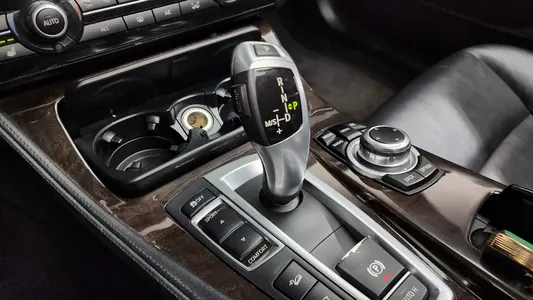 BMW 5 Series (F10) 528i xDrive 2013 9