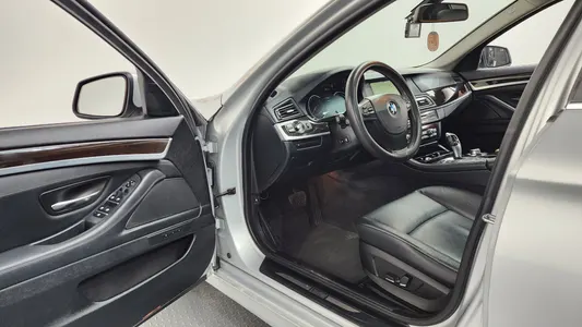 BMW 5 Series (F10) 528i xDrive 2013 10