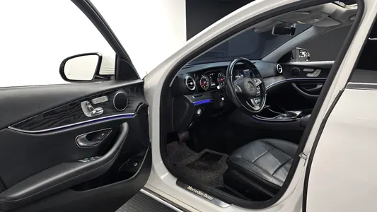 Mercedes-Benz E-Class W213 E220d 2017 10