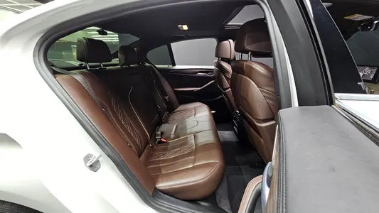 BMW 5 Series (G30) 520i M 2020 11