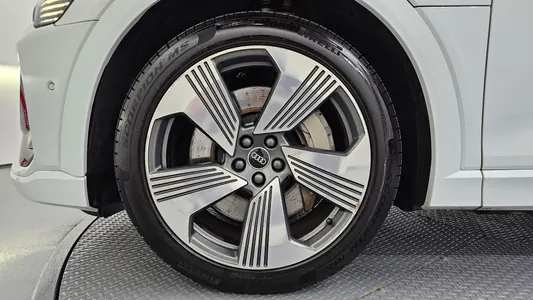 Audi e- 55 2021 5