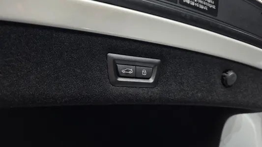 BMW 8 Series (G15) M850i xDrive 2023 32