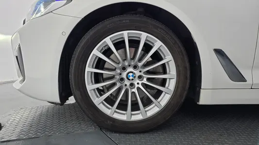 BMW 5 Series (G30) 520i 2019 5