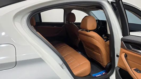 BMW 5 Series (G30) 520i 2019 11